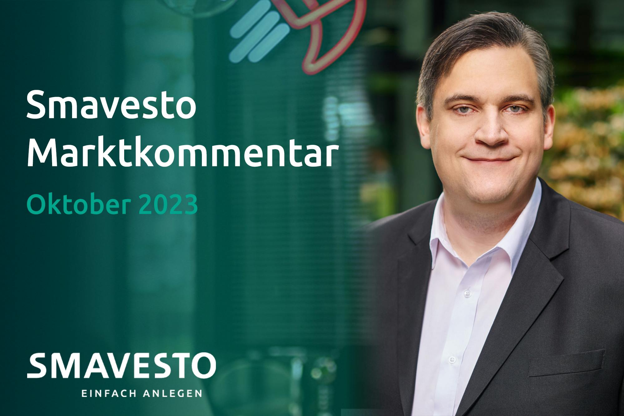 Sascha Otto vor grünem Hintergrund, daneben steht "Smavesto Marktkommentar Oktober 2023".