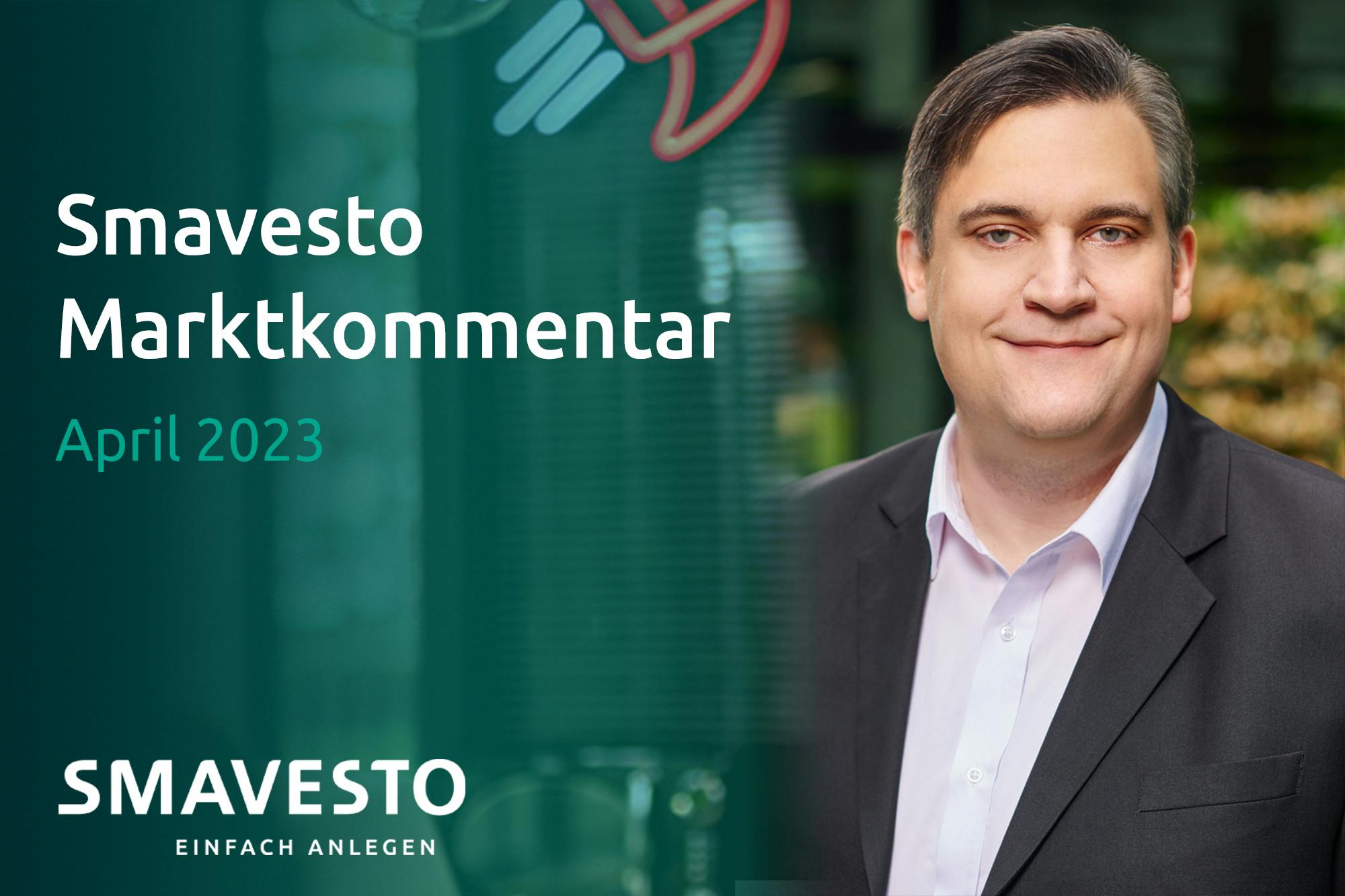 Sascha Otto vor grünem Hintergrund, daneben steht "Smavesto Marktkommentar April 2023".